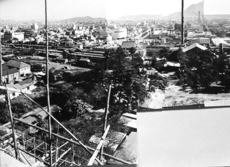 昭和39年　再建中の福山城から市街地を望む 